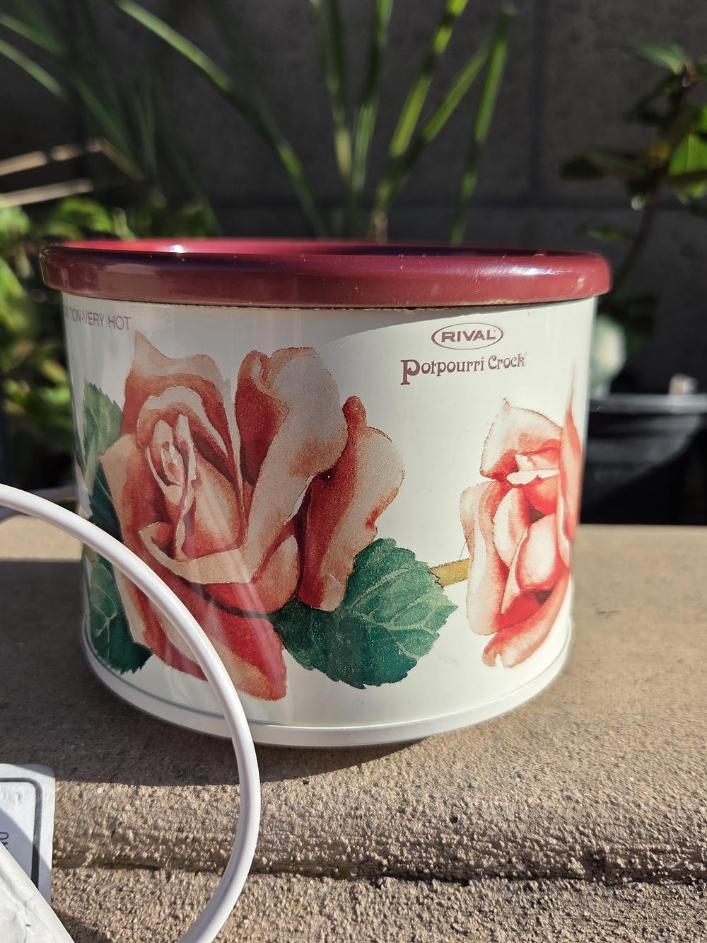 Vintage Rival Potpourri Crock (Model 3206) Beautiful Red Roses